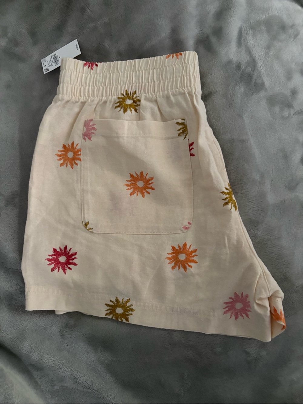 Old Navy Cream High-Waist Floral Print Women's Shorts New with Tags - Picture 3 of 10